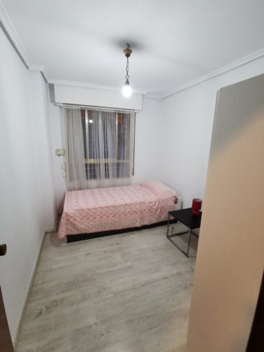 Habitación simple con aseo compartido 280€