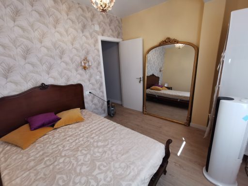 Habitación con cama doble aseo compartido 490€