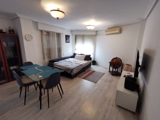 Salón con cama simple y TV 480€