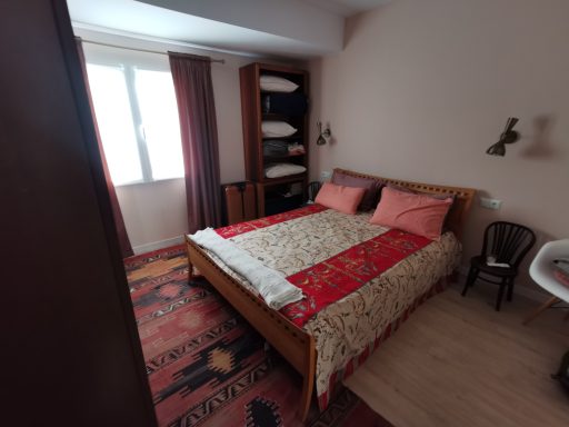 Habitación con cama doble aseo compartido